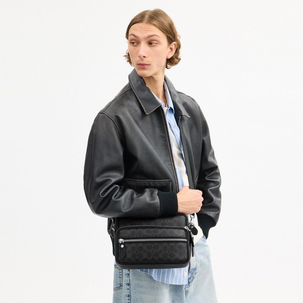 COACH®,SAC BANDOULIÈRE DAKOTA EN TOILE EXCLUSIVE,Noir Signature,Detail View