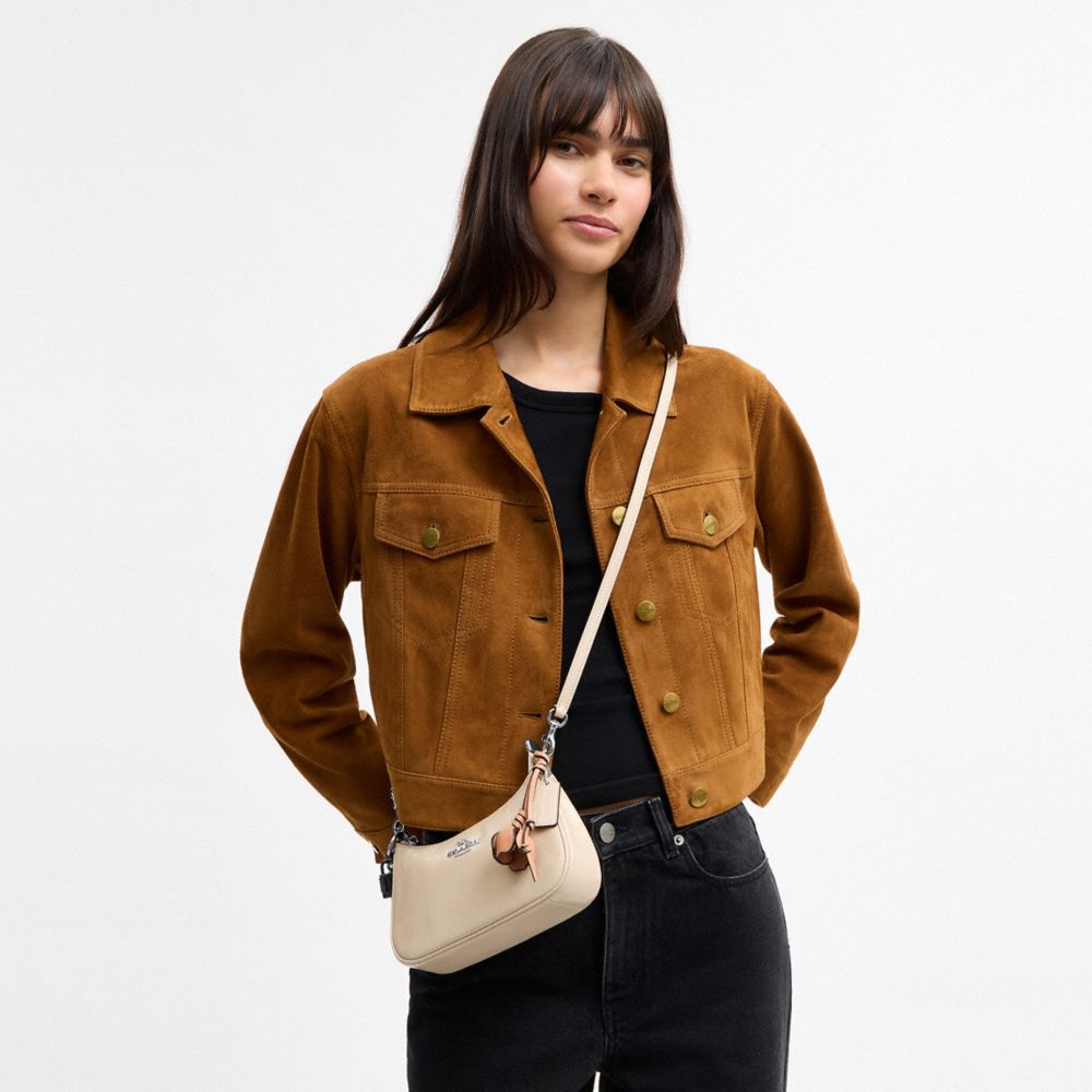 COACH®,MINI SAC BANDOULIÈRE TERI AVEC BRELOQUES,Cuir glacé,Argent/Ivoire