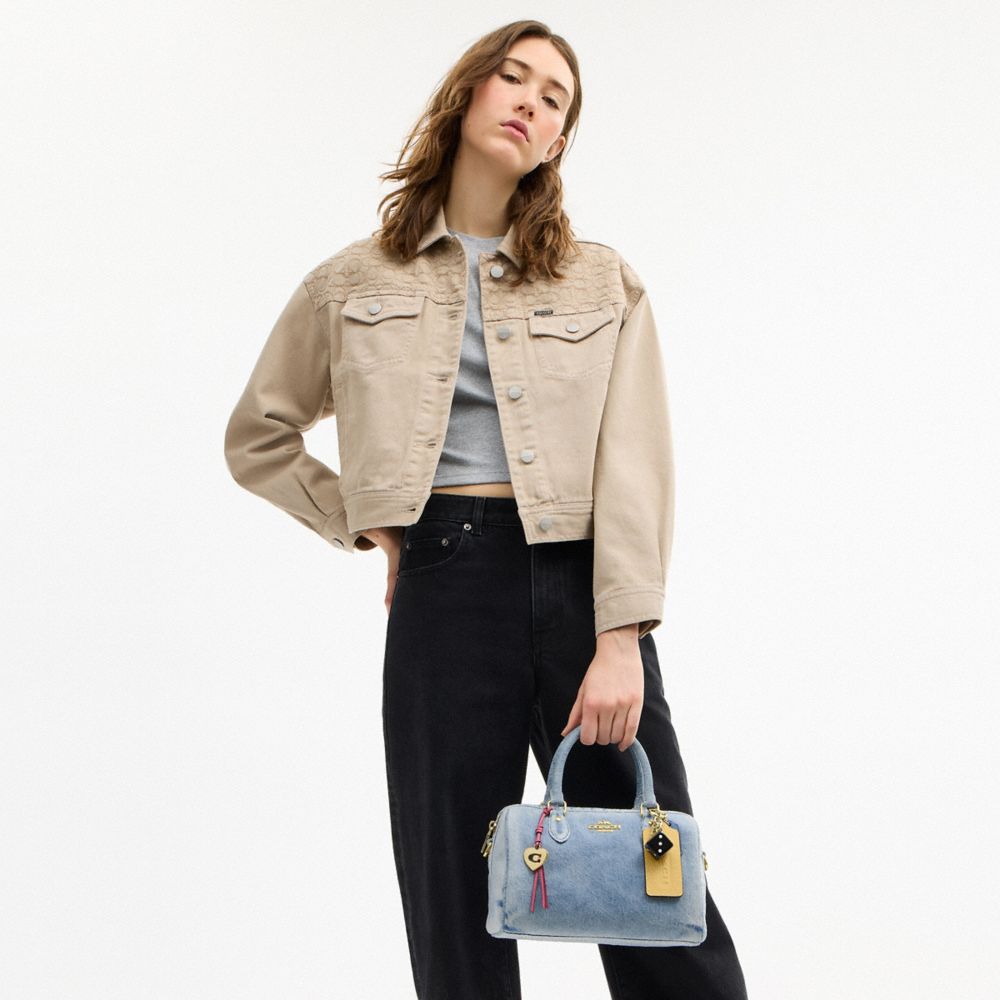 COACH®,SACOCHE ROWAN EN DENIM VIEILLI AVEC BRELOQUES,Denim,Or/Indigo clair,Detail View