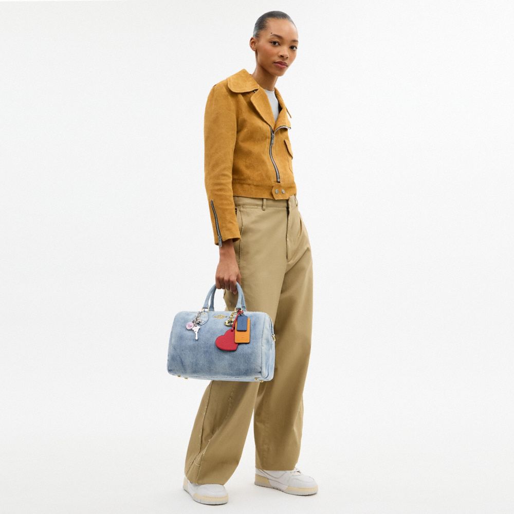 COACH®,GRANDE SACOCHE ROWAN EN DENIM VIEILLI AVEC BRELOQUES,Denim,Or/Indigo clair,Detail View