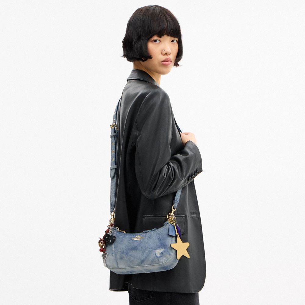 COACH®,SAC ÉPAULE TERI EN DENIM VIEILLI AVEC BRELOQUES,Denim,Or/Indigo clair