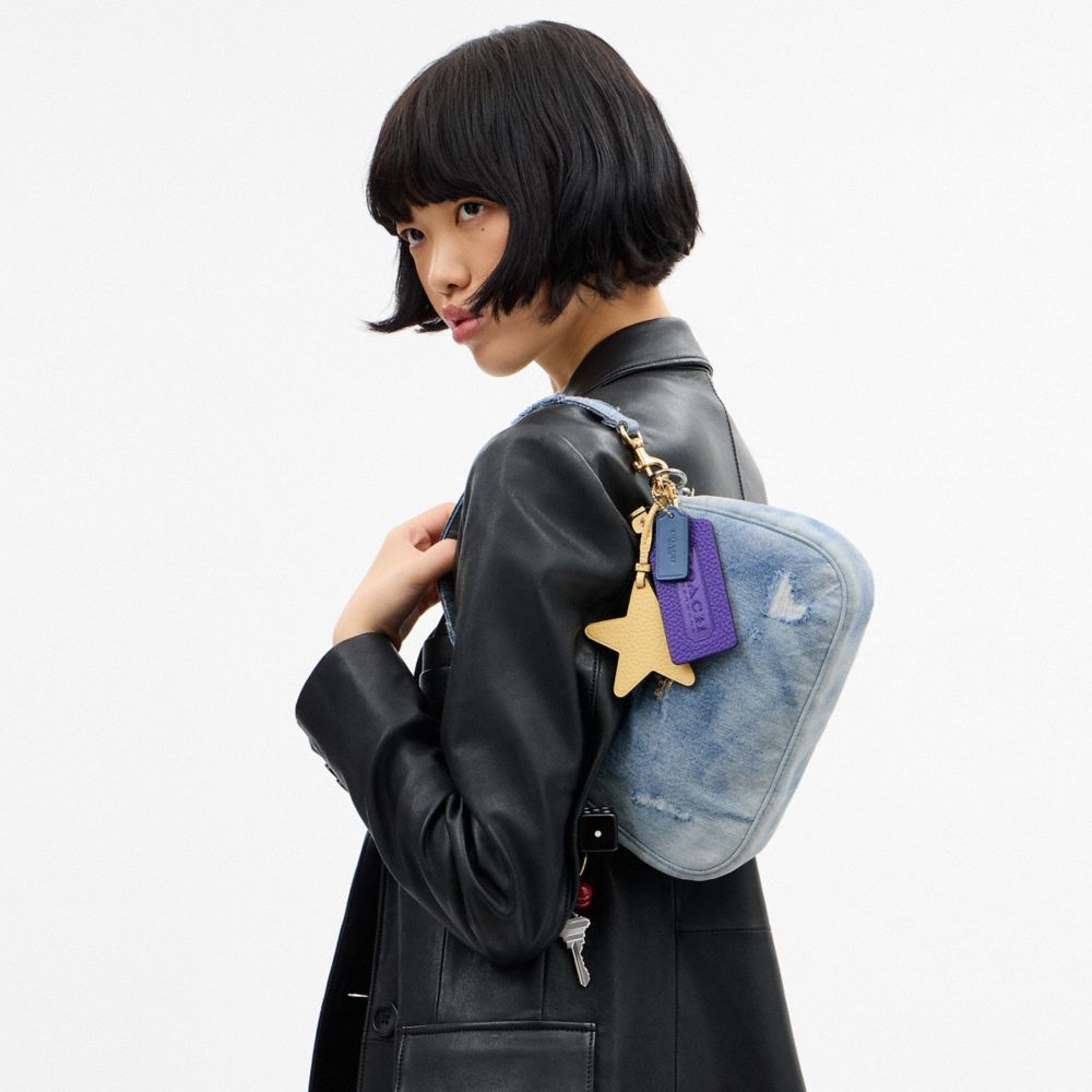 COACH®,SAC ÉPAULE TERI EN DENIM VIEILLI AVEC BRELOQUES,Denim,Or/Indigo clair,Detail View