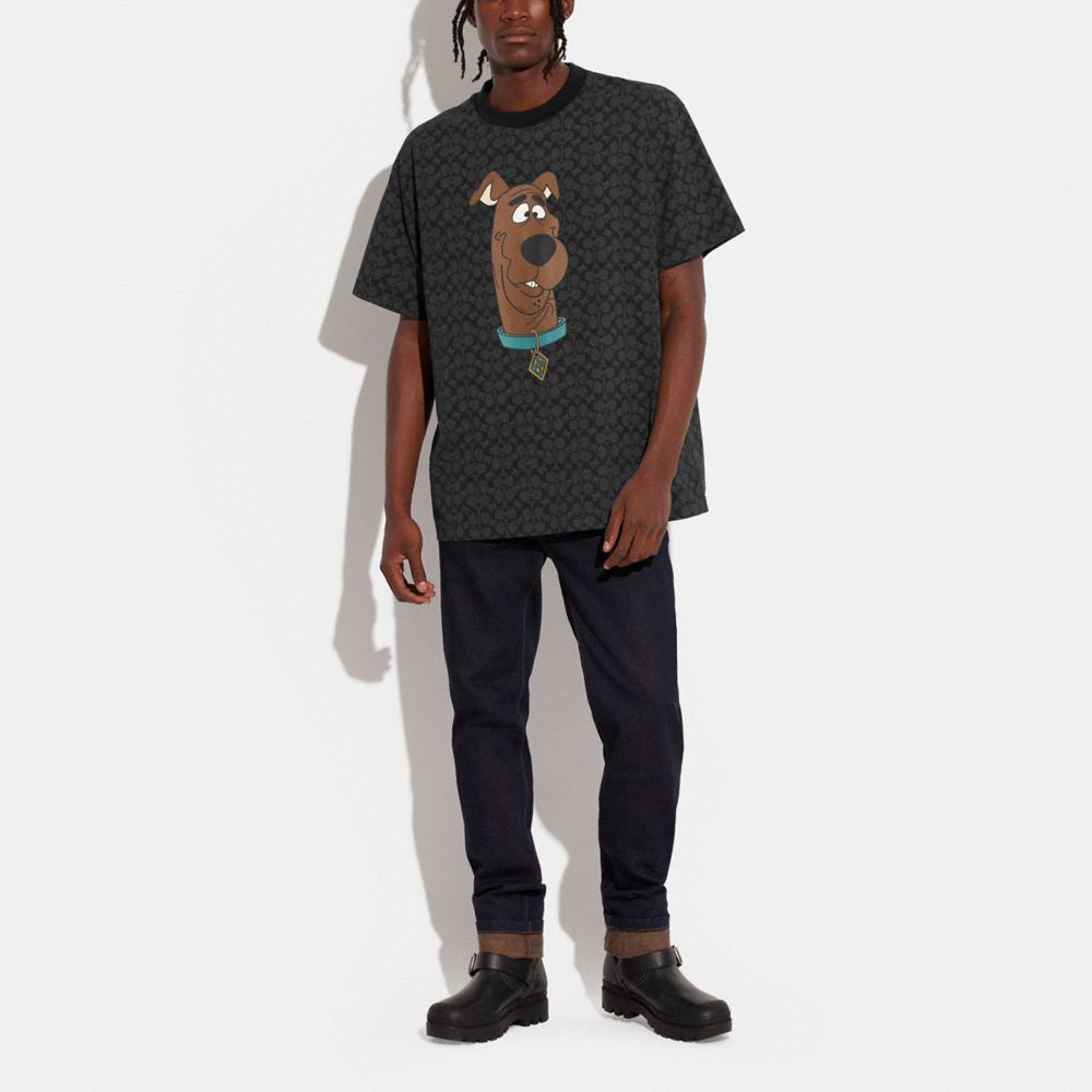 COACH®,【コーチ x SCOOBY-DOO!】シグネチャー Tシャツ,トップス＆ボトムス,ｳｫｯｼｭﾄﾞ ﾌﾞﾗｯｸ