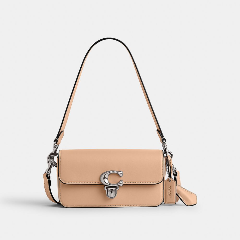 COACH®,SAC BAGUETTE STUDIO,Cuir tanné,Argent/Chamois,Front View