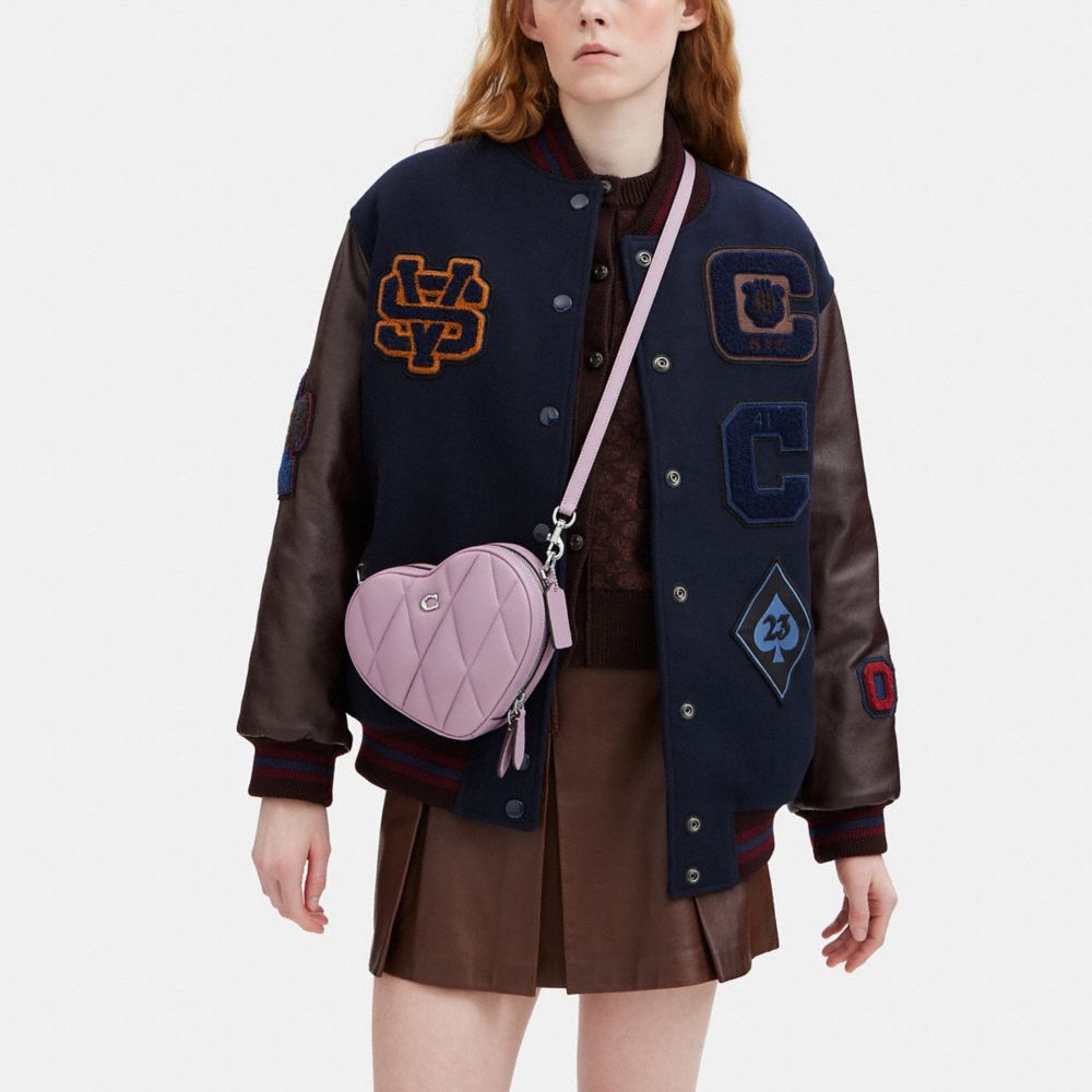 COACH®,PORTÉ-CROISÉ COEUR AVEC MATELASSAGE,Cuir nappa,Argent/Pourpre glacé,Detail View