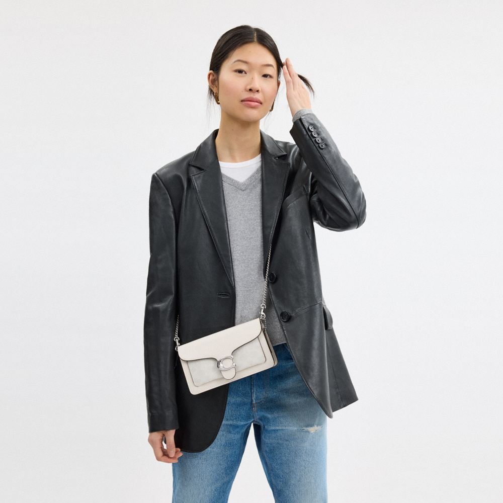 COACH TABBY CLUTCH AUS SIGNATURE CANVAS MIT KETTENRIEMEN 