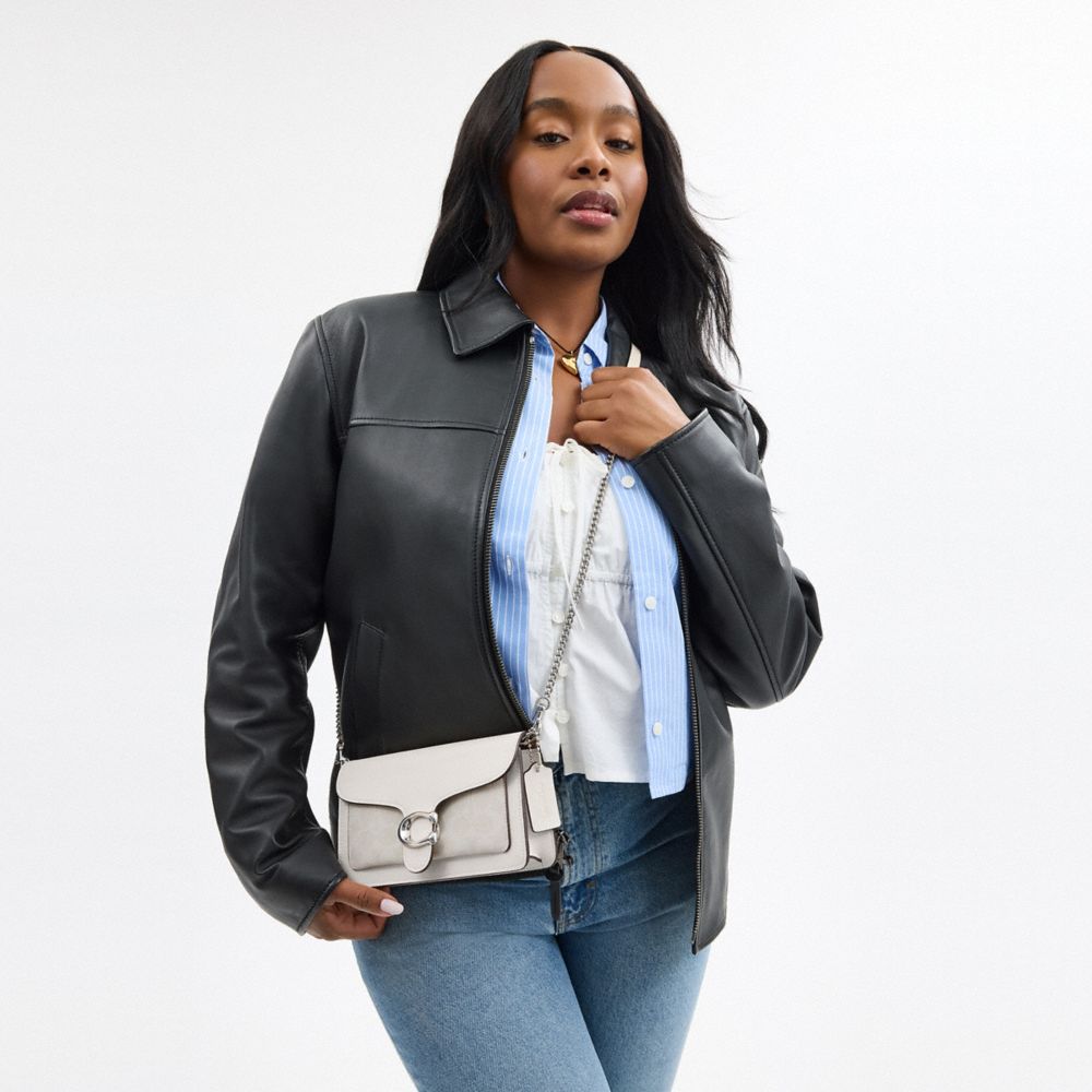 Shop Coach Tabby Clutch Aus Signature Canvas Mit Kettenriemen In Silver/white Chalk