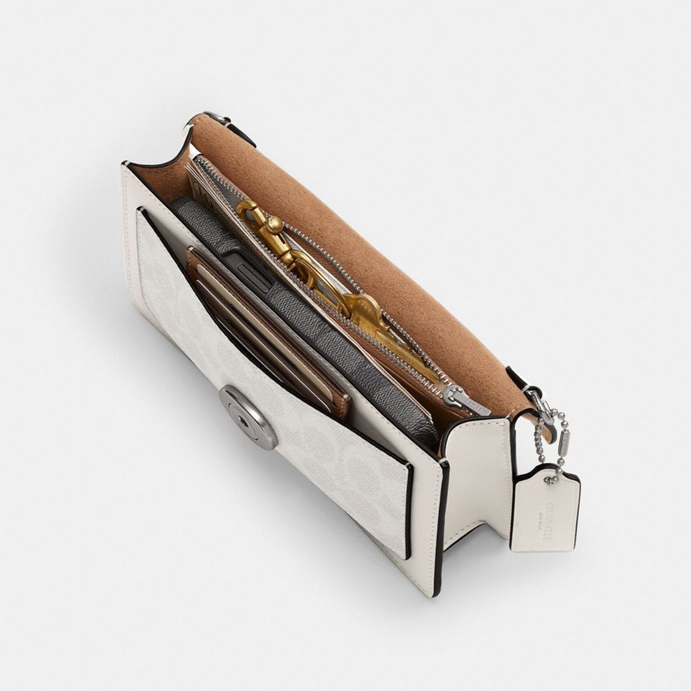 COACH TABBY CLUTCH AUS SIGNATURE CANVAS MIT KETTENRIEMEN 