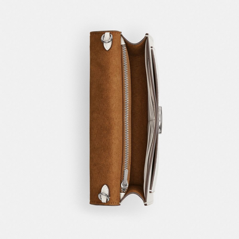 COACH TABBY CLUTCH AUS SIGNATURE CANVAS MIT KETTENRIEMEN 