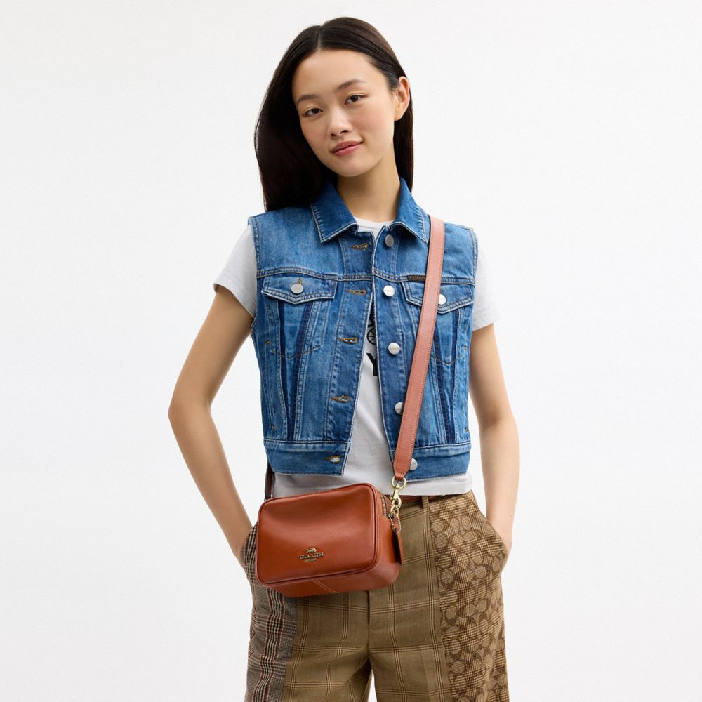 COACH®,MINI SAC BANDOULIÈRE CAREY,Cuir froissé,Or/Cannelle