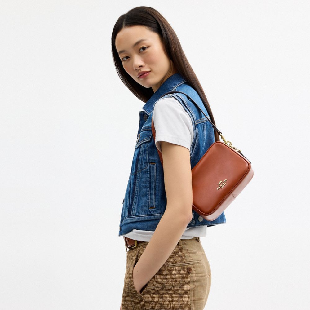 COACH®,MINI SAC BANDOULIÈRE CAREY,Cuir froissé,Or/Cannelle,Detail View