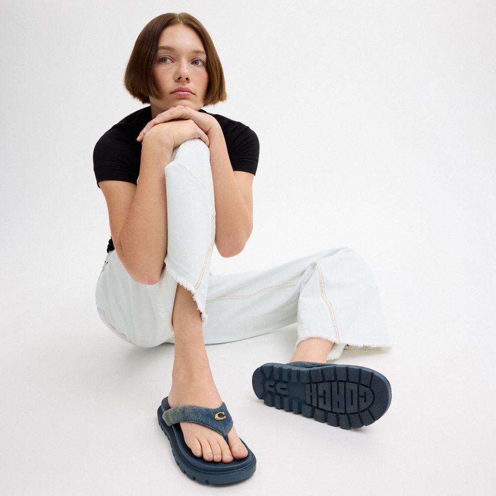 Женские сандалии Coach Brynn Thong Sandal In Loved Denim — фото 5
