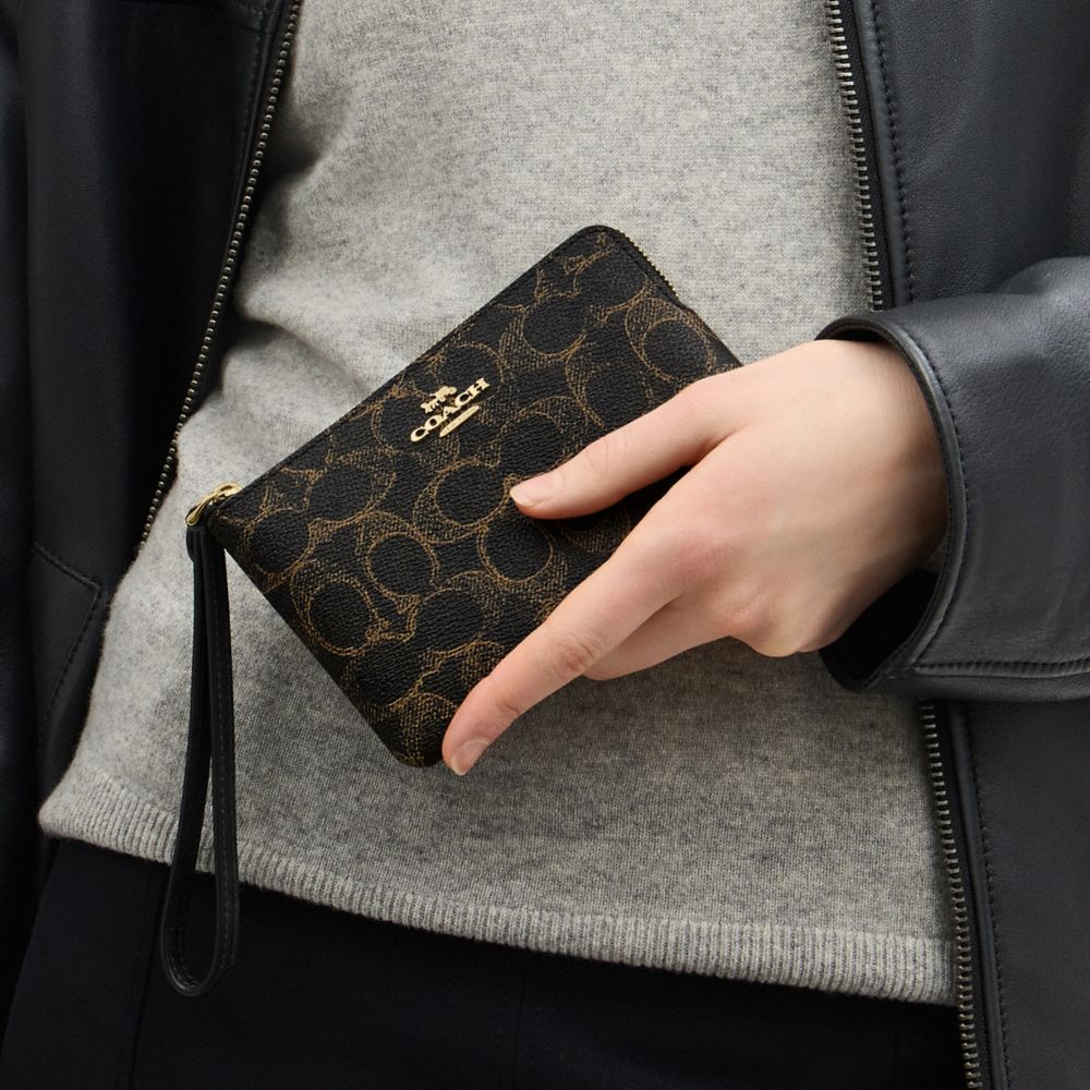 COACH®,WRISTLET À FERMETURE ZIPPÉE D’ANGLE EN TOILE EXCLUSIVE VIEILLIE,Toile exclusive,Or/Brun,Detail View