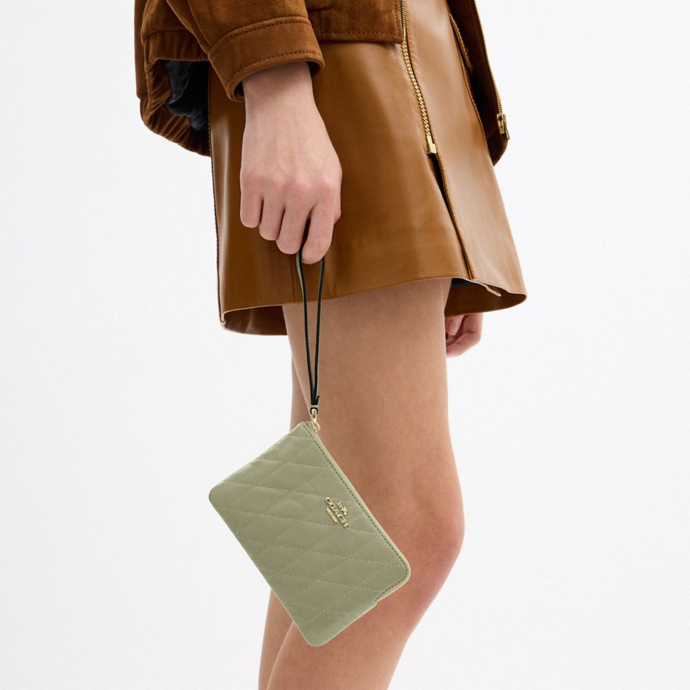 COACH®,WRISTLET À FERMETURE ZIPPÉE D’ANGLE AVEC MATELASSAGE,Cuir froissé,Or/Pistache,Detail View