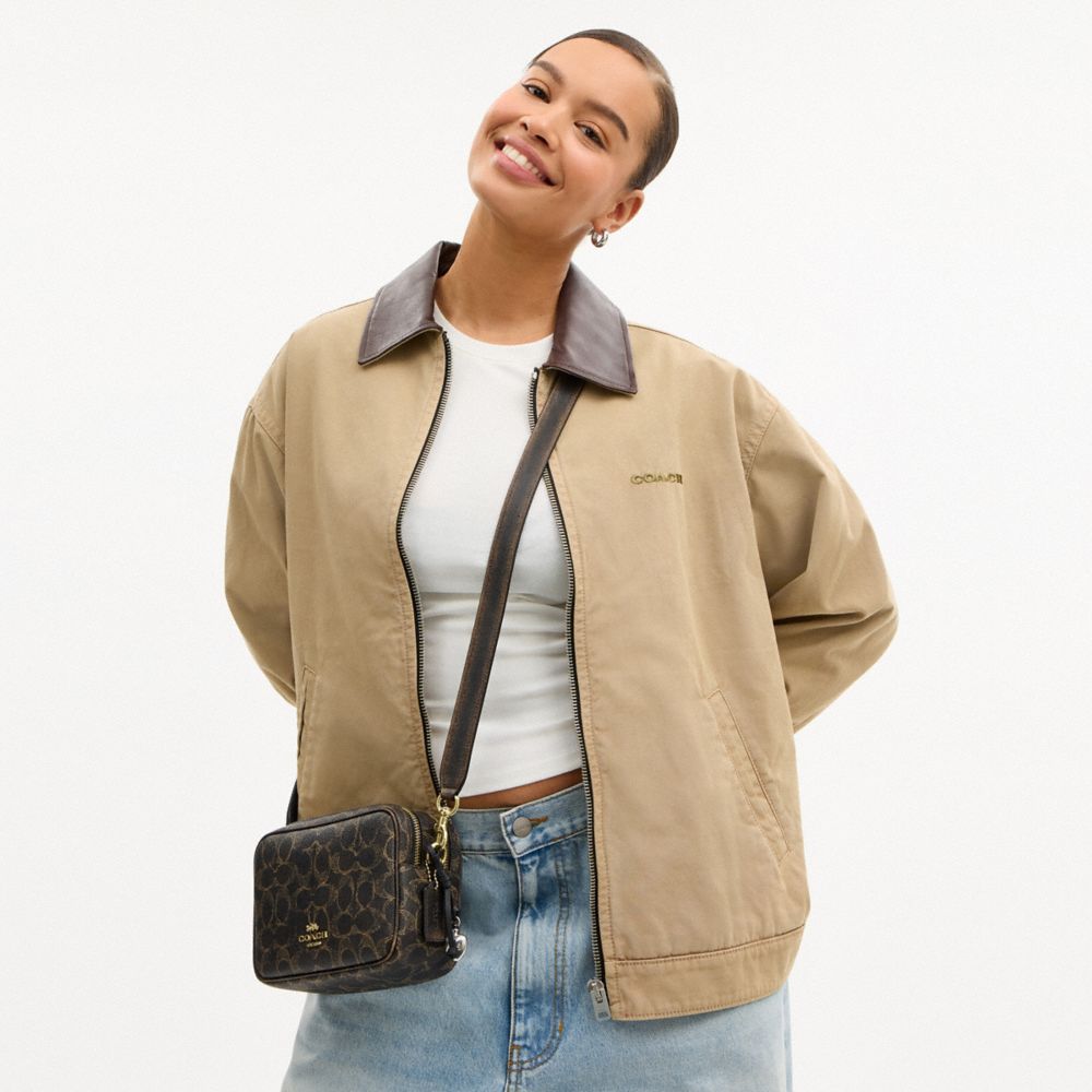 COACH®,MINI SAC BANDOULIÈRE CAREY EN TOILE VIEILLIE EXCLUSIVE,Toile exclusive,Or/Brun