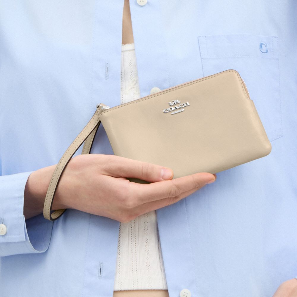 COACH®,POCHETTE À DRAGONNE AVEC FERMETURE ÉCLAIR D'ANGLE,Cuir glacé,Argent/Ivoire,Detail View