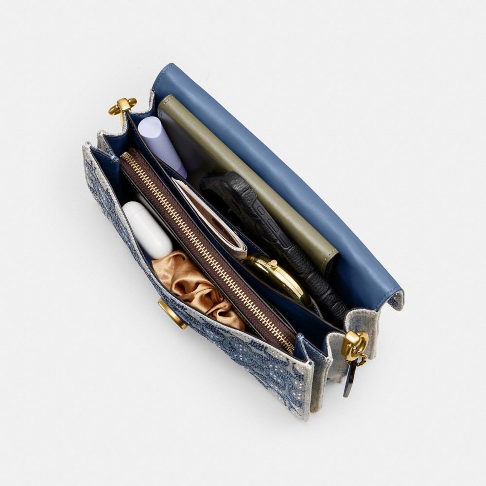Женские сумки Coach Tabby Shoulder 26 In Regenerative Cotton Denim With Crystal Signature — фото 4