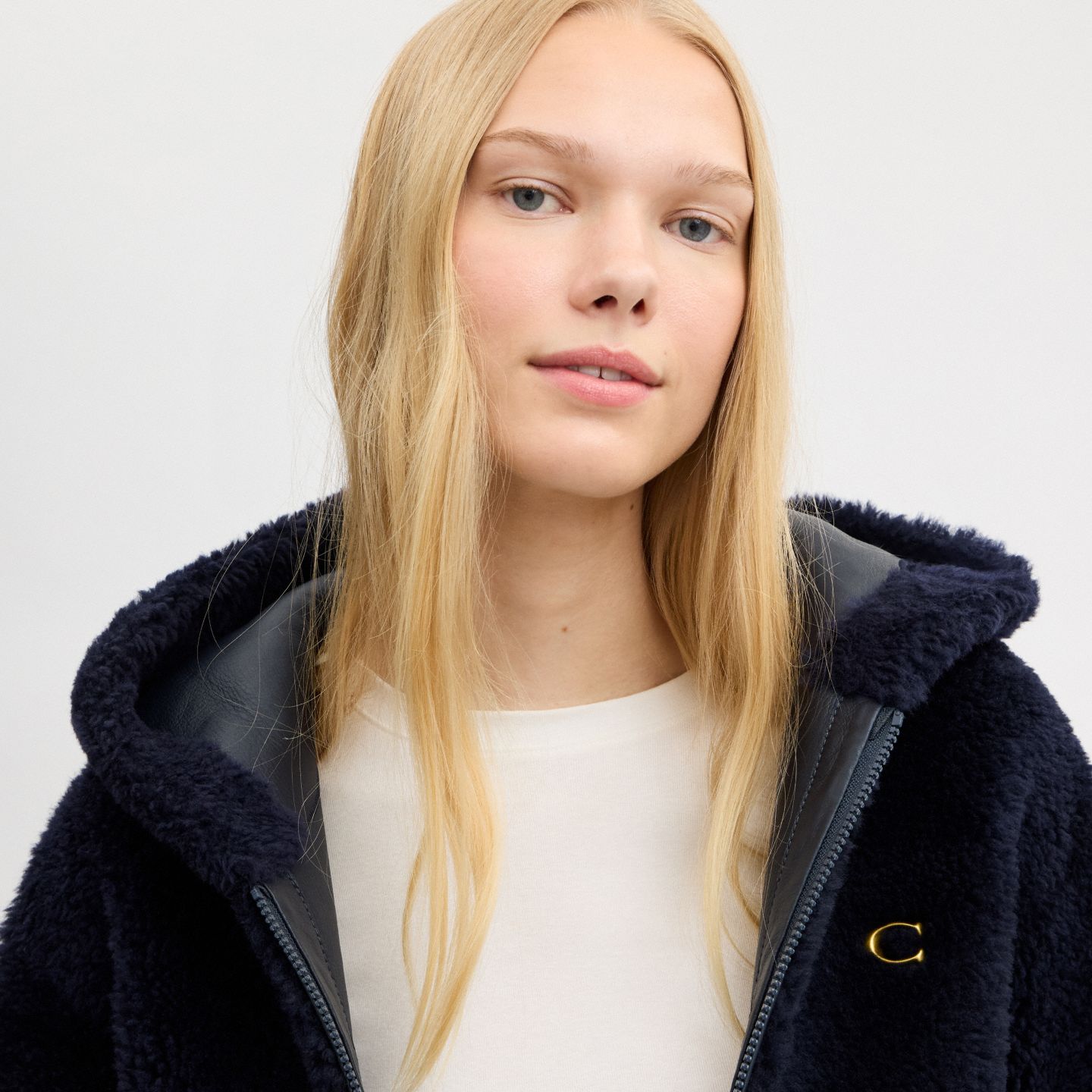 Женское худи Coach Oversized Shearling Zip, цвет: Тёмно-синий — фото 5