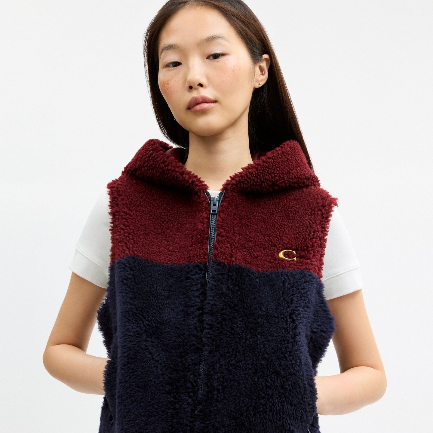 Женский жилет Coach Boxy Shearling Vest With Hood, цвет: Тёмно-синий разноцветный — фото 4
