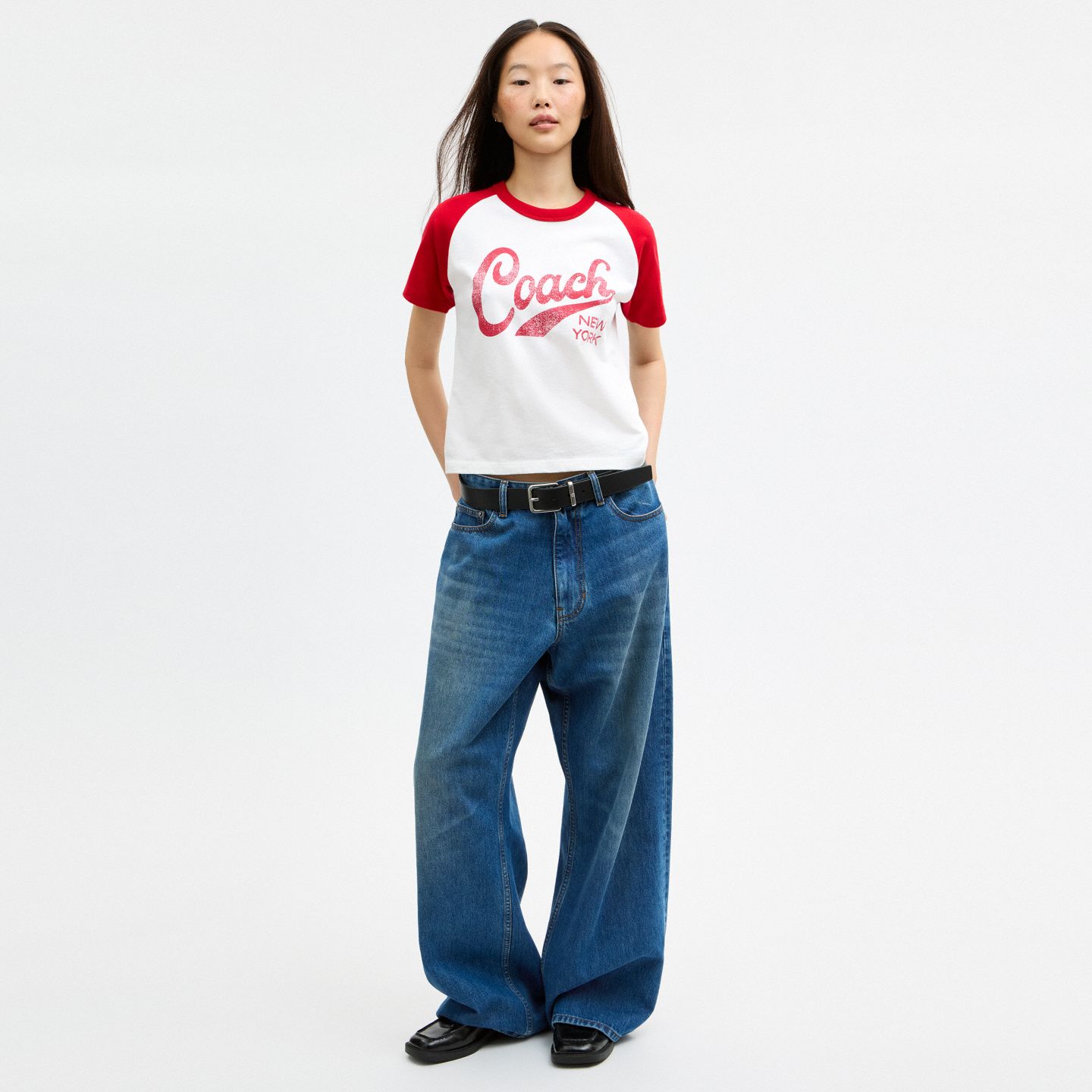 Мужская футболка Coach Sporty Script 90's Fit T-Shirt In Organic Cotton, цвет: Красный разноцветный — фото 2