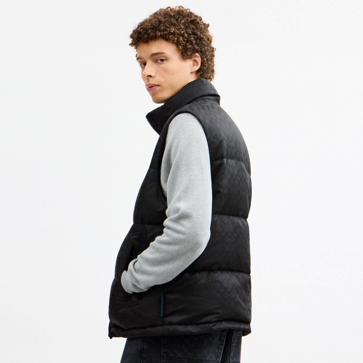 Мужской жилет Coach Tonal Signature Down Vest, цвет: Чёрный — фото 4
