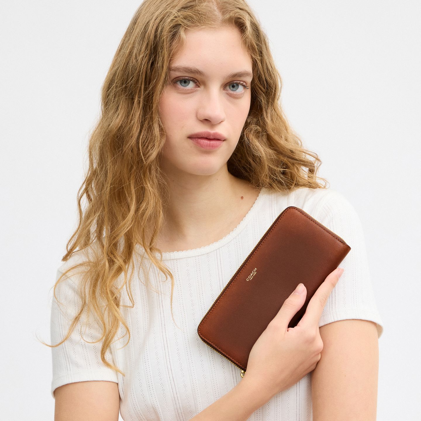 Женский кошелёк Coach New York Slim Accordion Zip In Loved Leather, цвет: Латунный / Коричневый — фото 4