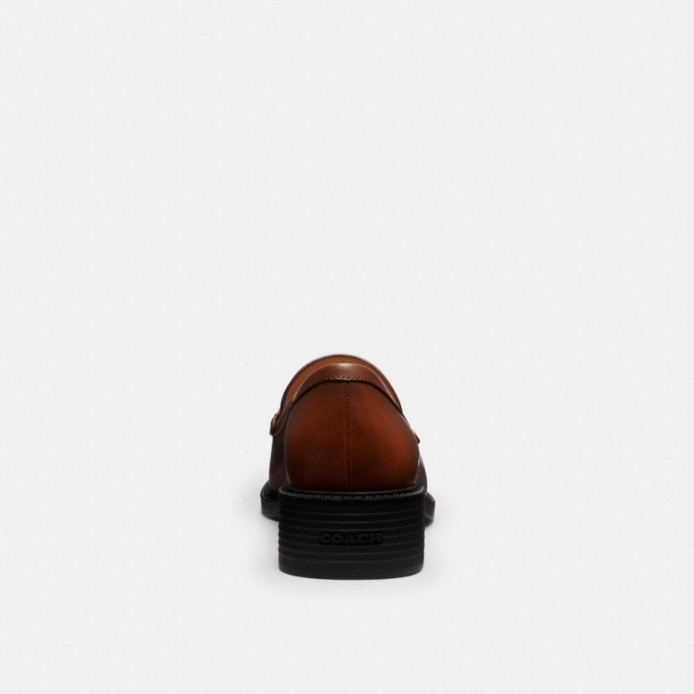 Женские туфли Coach Pointed Toe Loafer In Loved Leather — фото 4