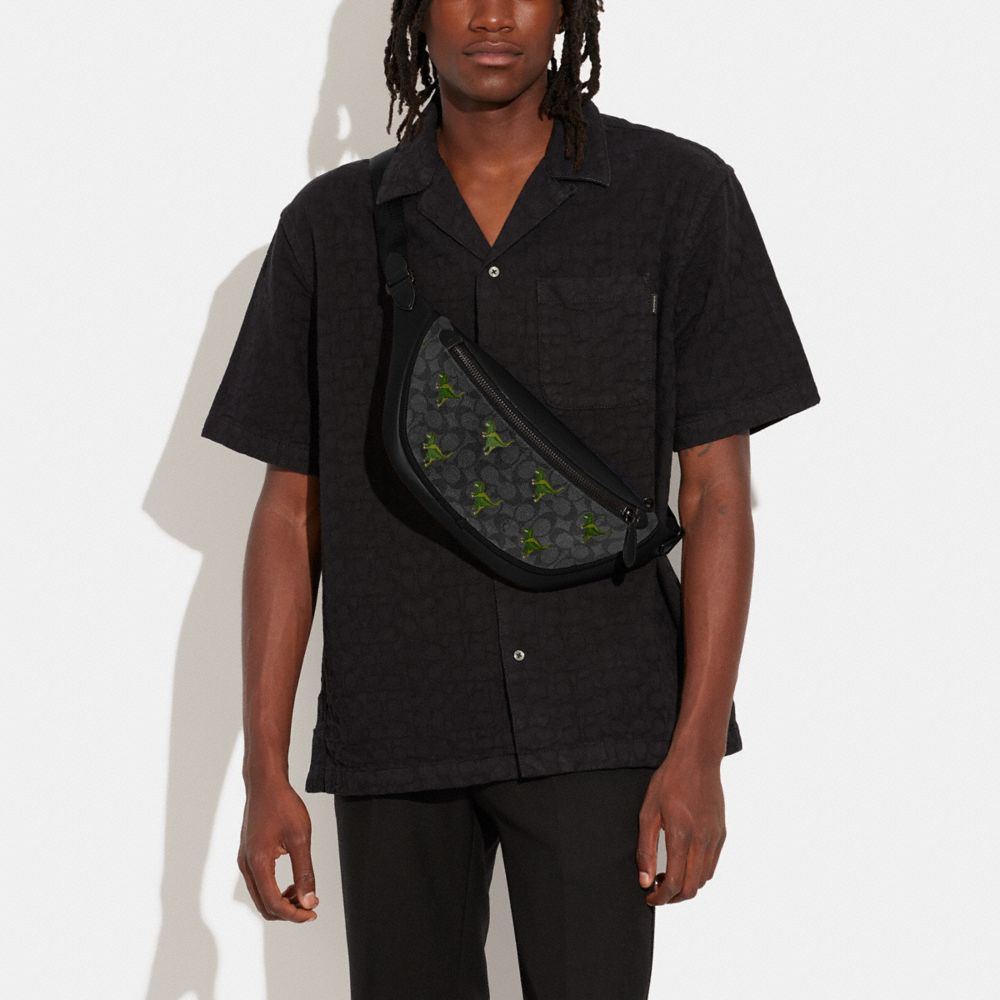 COACH®,SAC BANANE LEAGUE EN TOILE SIGNATURE À IMPRIMÉ REXY,Anthracite,Detail View