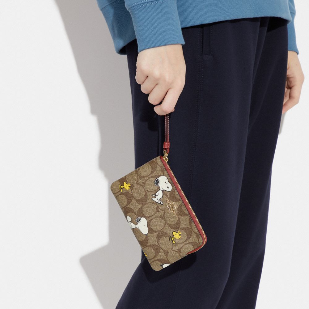 COACH コーチ COACH X PEANUTS コーナー ジップリストレットプレゼント