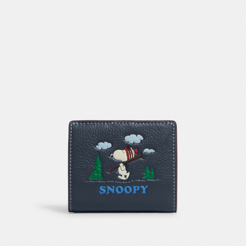 COACH®,PORTEFEUILLE À BOUTON-PRESSION COACH X PEANUTS AVEC MOTIF SNOOPY SKI,Cuir galet raffiné,Bronze industriel/Denim Multi,Front View