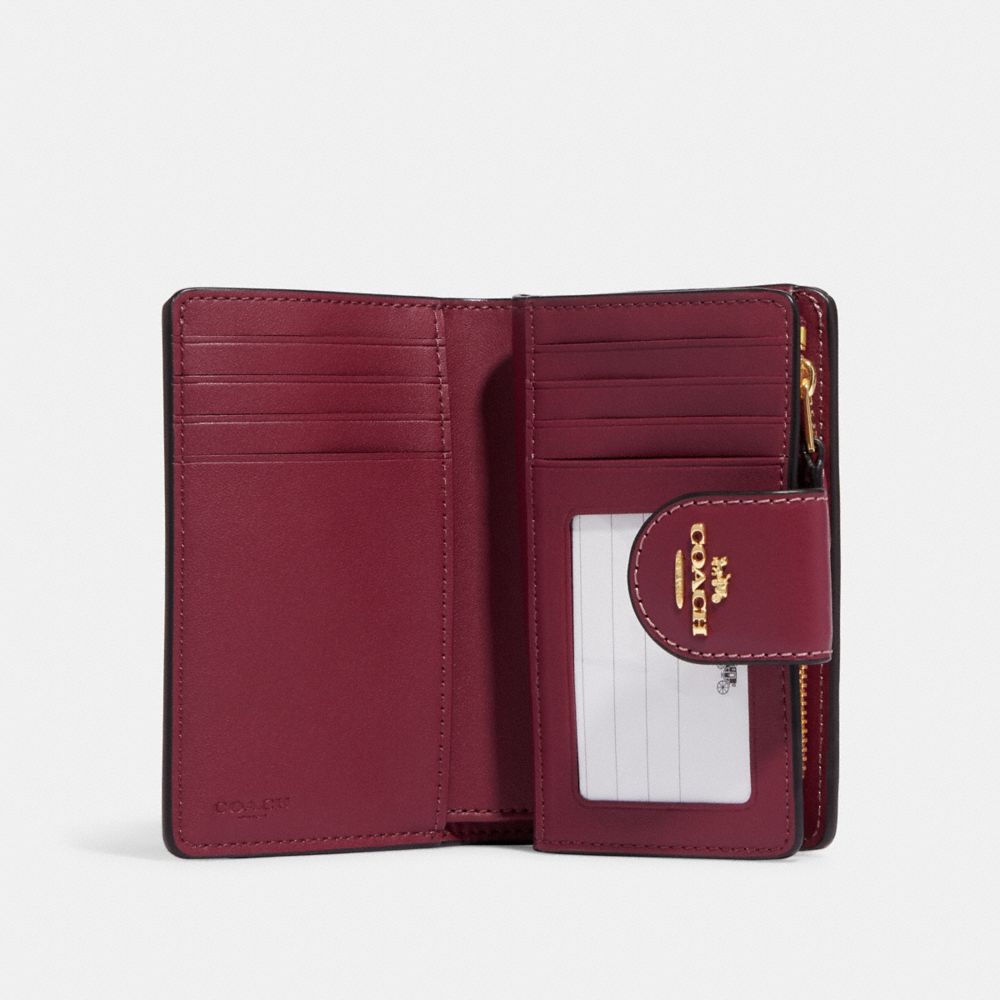 Medium corner zip wallet in signature leather hot sale