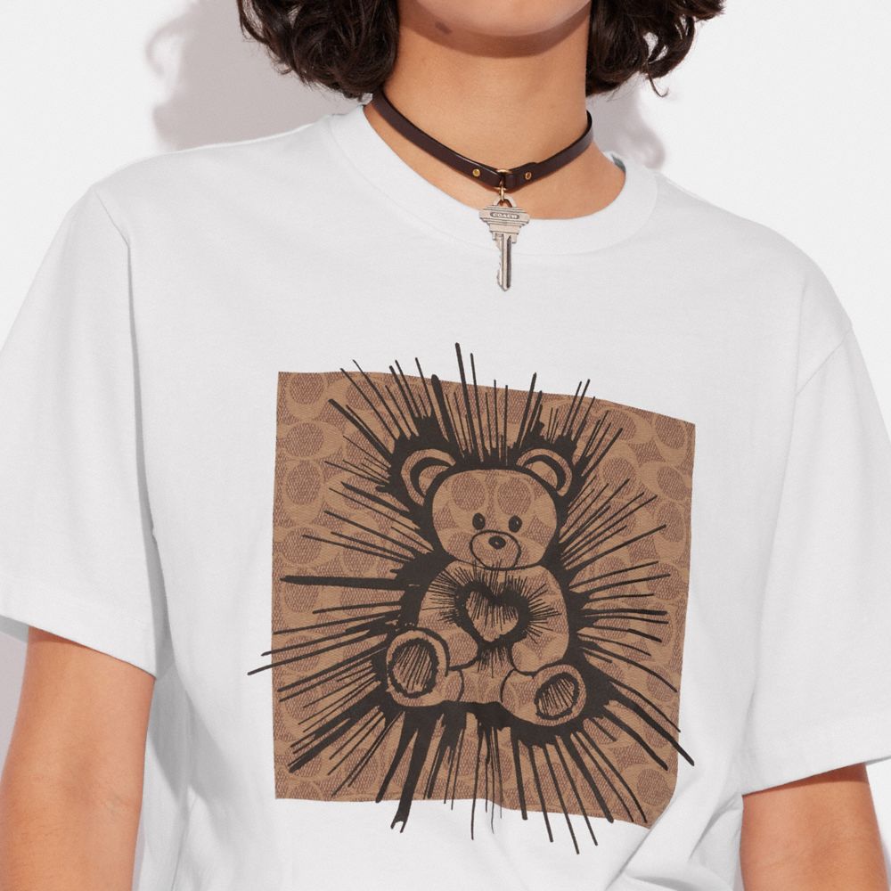 公式】COACH – コーチ | シグネチャー レイヴ ベア Tシャツ