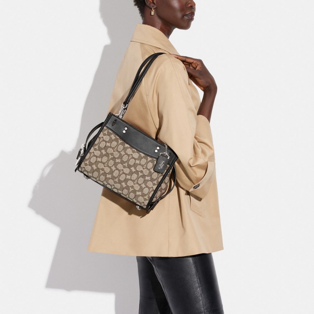 COACH®,SAC ROGUE 25 EN TISSU JACQUARD SIGNATURE,Argent/Cacao noir,Detail View
