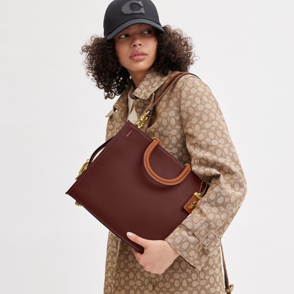 COACH®,ROGUE EN COLOR BLOCK,Cuir tanné,Laiton/Vin multi,Detail View