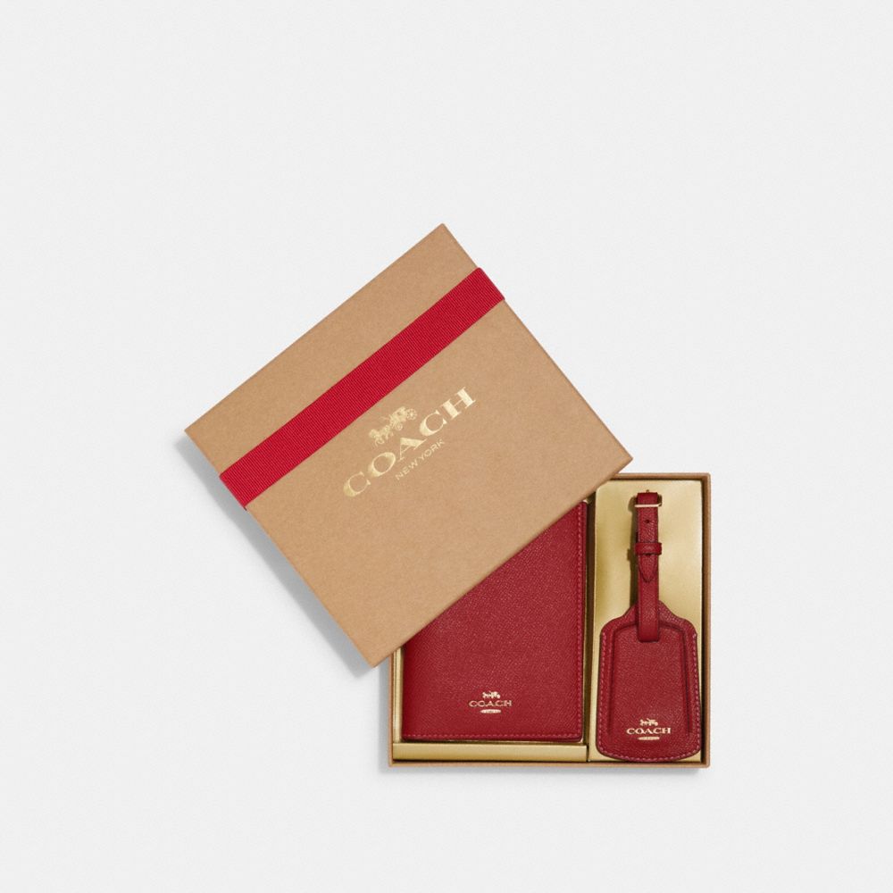 COACH®,COFFRET AVEC ÉTUI POUR PASSEPORT ET ÉTIQUETTE DE BAGAGES,Cuir à grain croisé,Doré/Rouge 1941,Front View