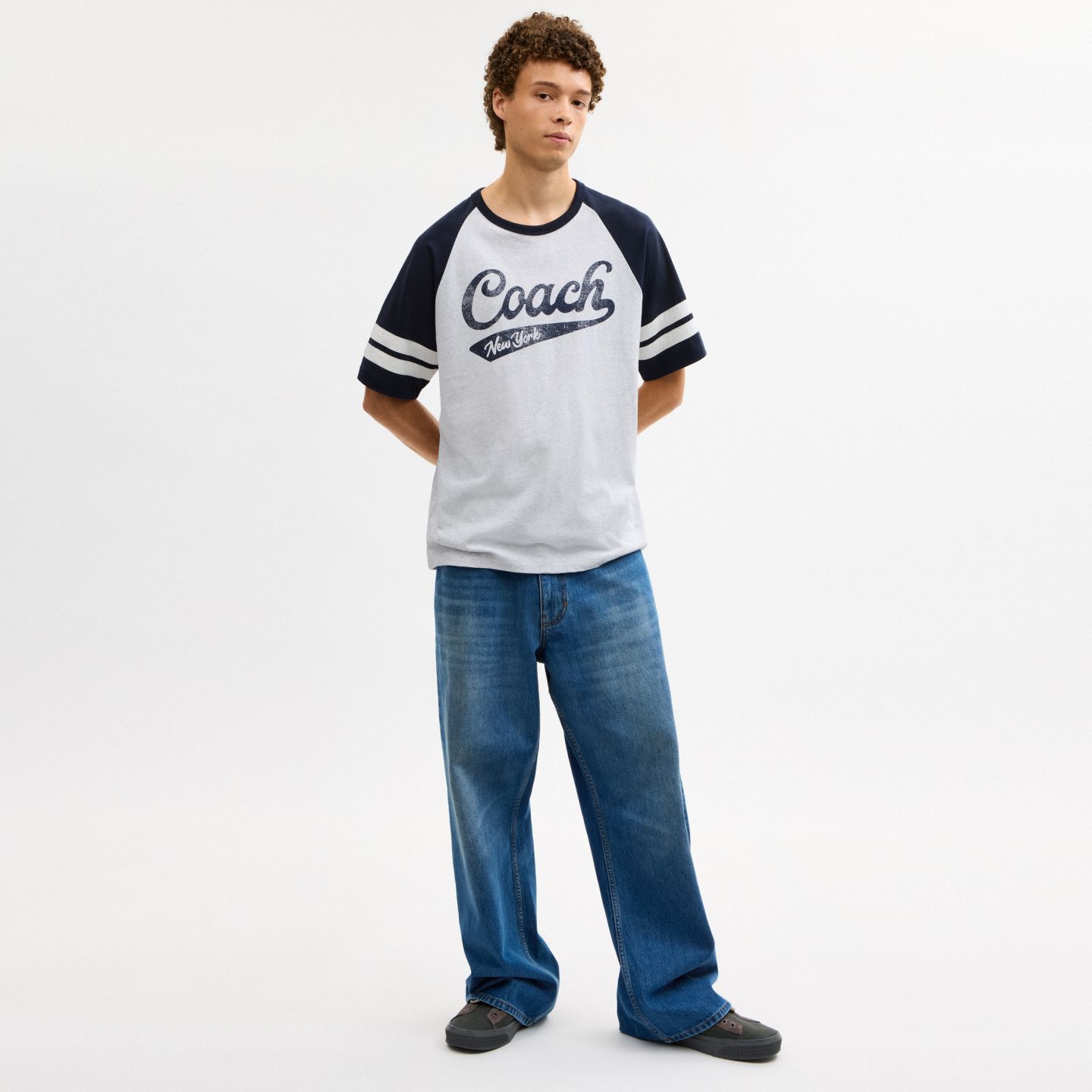 Мужские футболки Coach Sporty Script Raglan Crewneck T-Shirt In Organic Cotton, цвет: Тёмно-синий разноцветный — фото 2