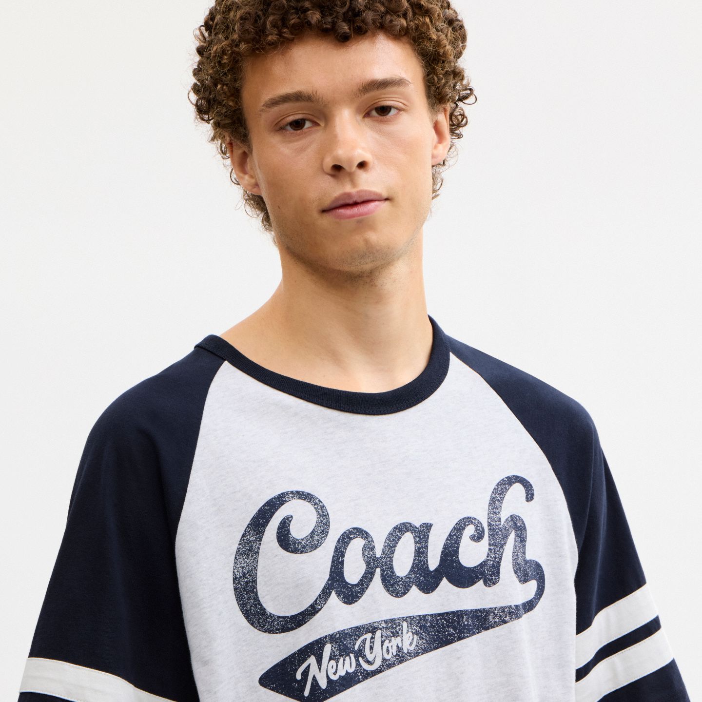 Мужские футболки Coach Sporty Script Raglan Crewneck T-Shirt In Organic Cotton, цвет: Тёмно-синий разноцветный — фото 4