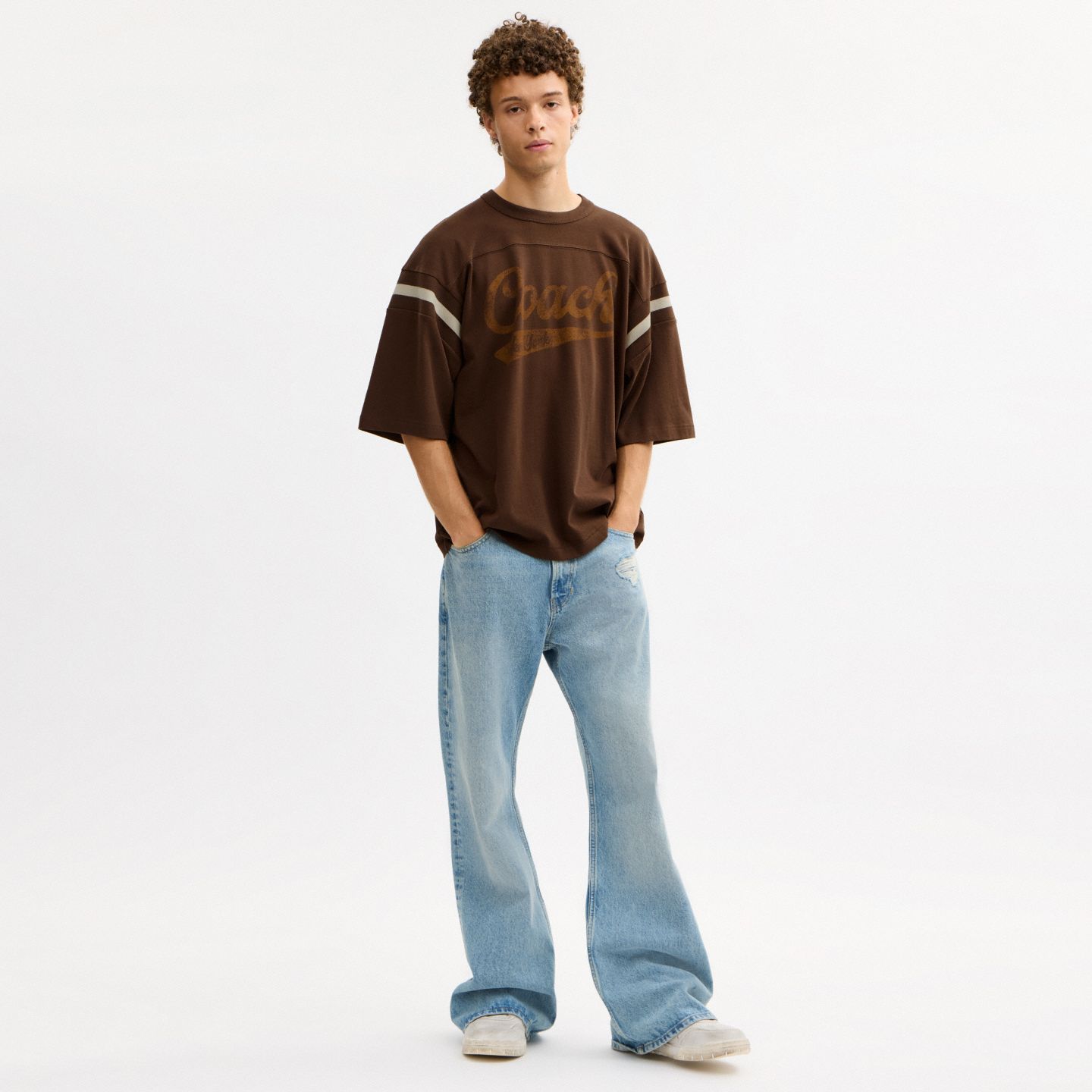 Мужские футболки Coach Sporty Script Crewneck T-Shirt In Organic Cotton, цвет: Коричневый — фото 2