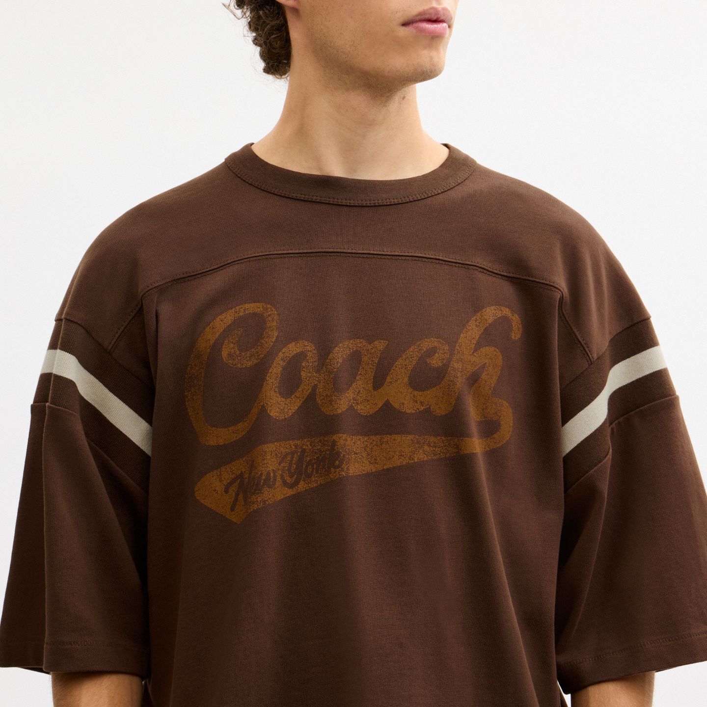 Мужские футболки Coach Sporty Script Crewneck T-Shirt In Organic Cotton, цвет: Коричневый — фото 4