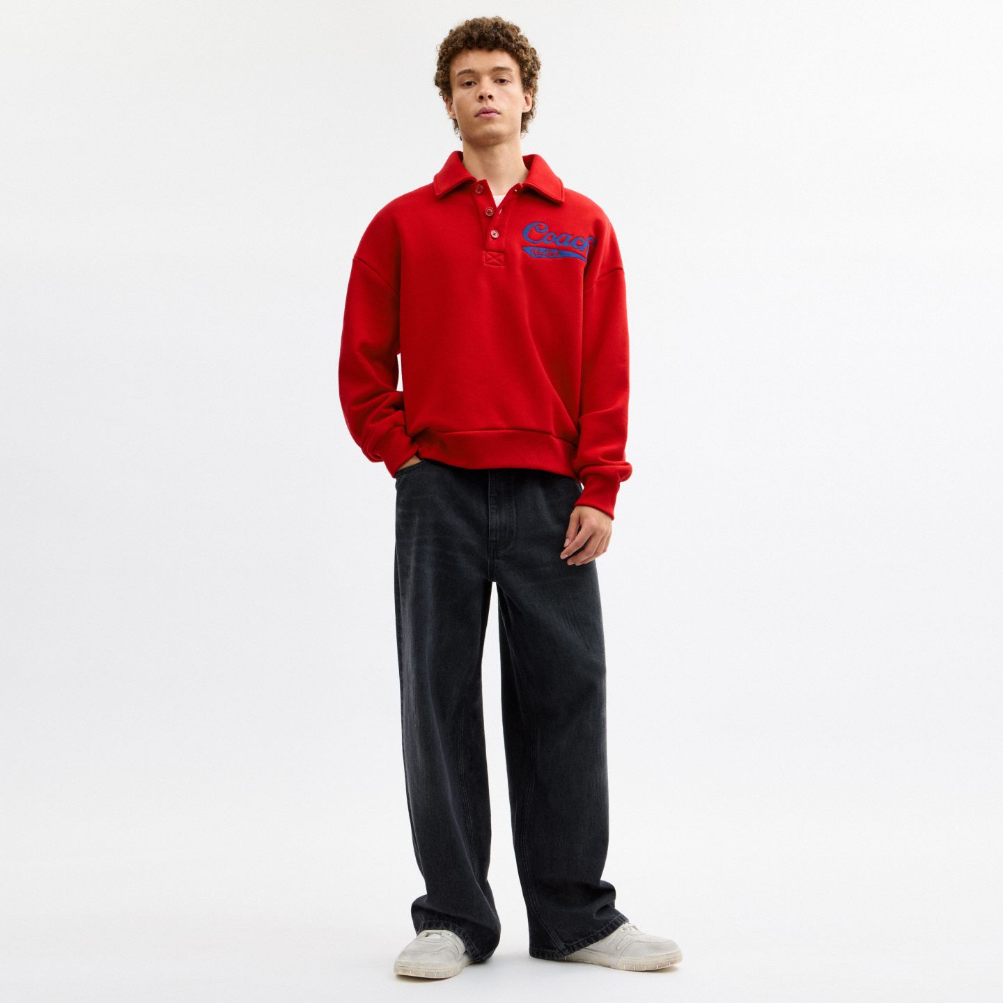 Мужская толстовка Coach Sporty Script Long Sleeve Relaxed Polo Sweatshirt, цвет: Красный — фото 2
