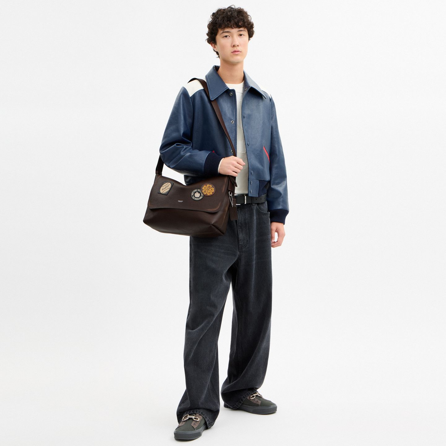 Мужская сумка Coach Ludlow Messenger Bag In Loved Leather With Stickers, цвет: Кленовый — фото 5