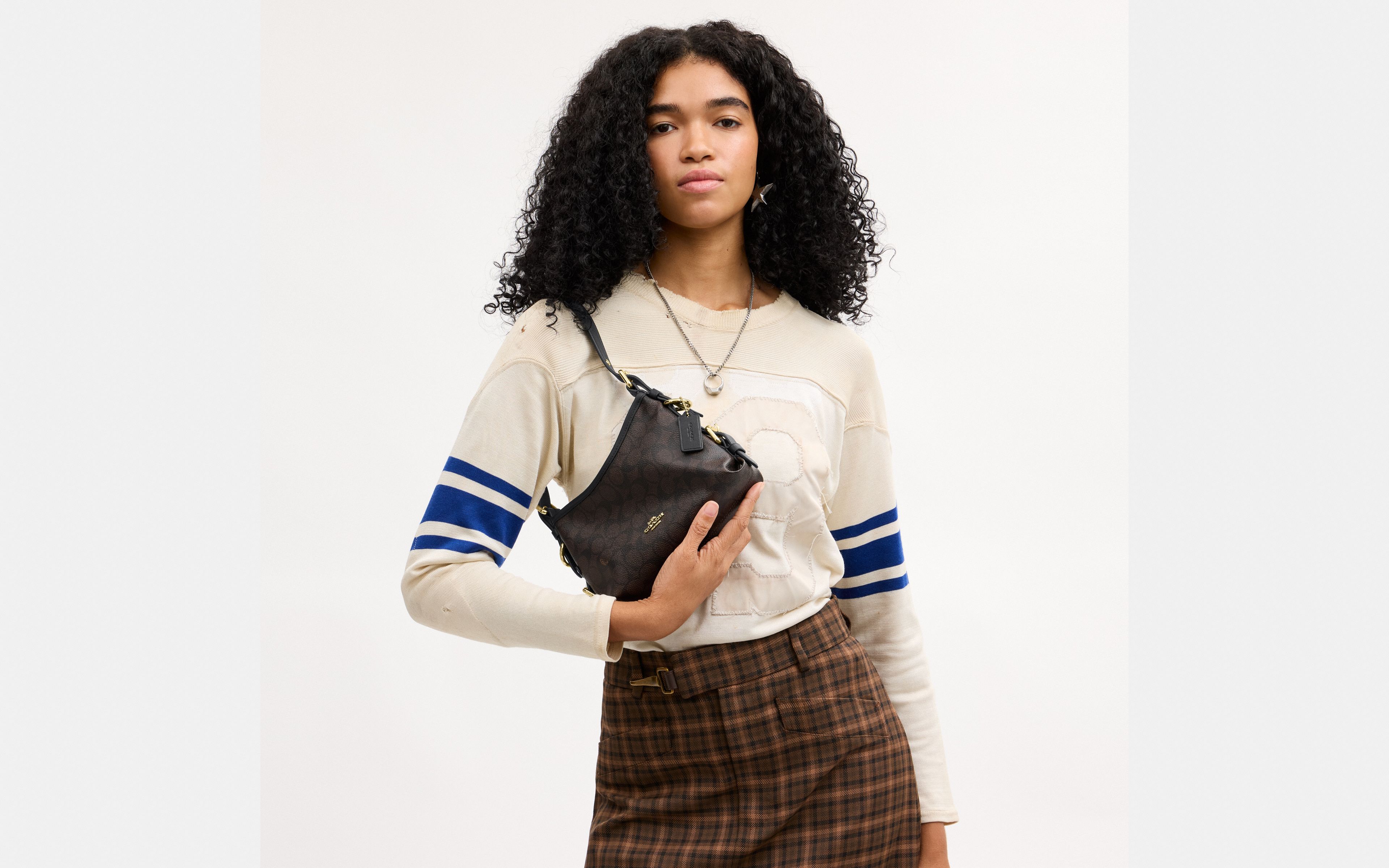 Laurel Shoulder Bag 22 With Buckles In Signature Canvas