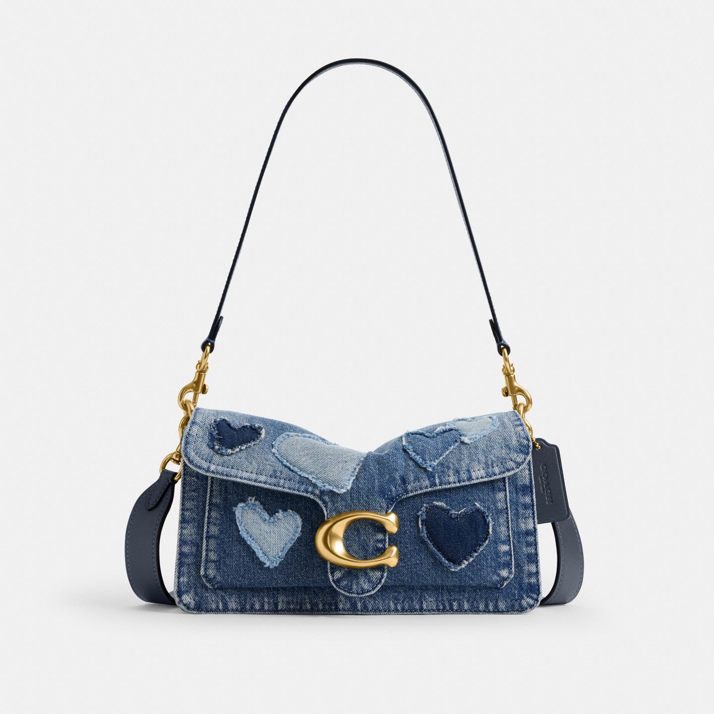 Женская сумка Coach Tabby Shoulder Bag 26 In Regenerative Cotton Denim With Hearts, цвет: Латунный / Джинсовый — фото 1