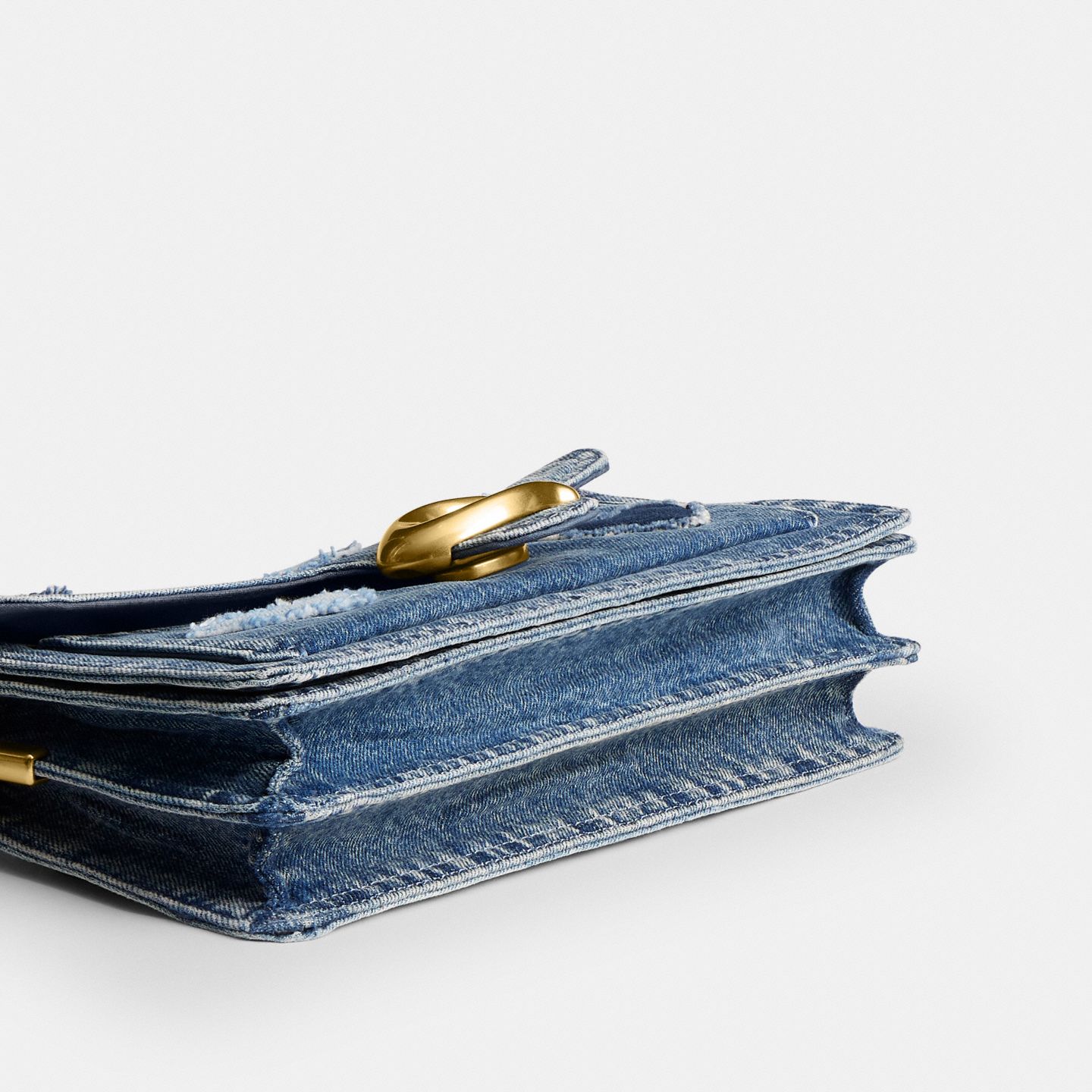 Женская сумка Coach Tabby Shoulder Bag 26 In Regenerative Cotton Denim With Hearts, цвет: Латунный / Джинсовый — фото 6