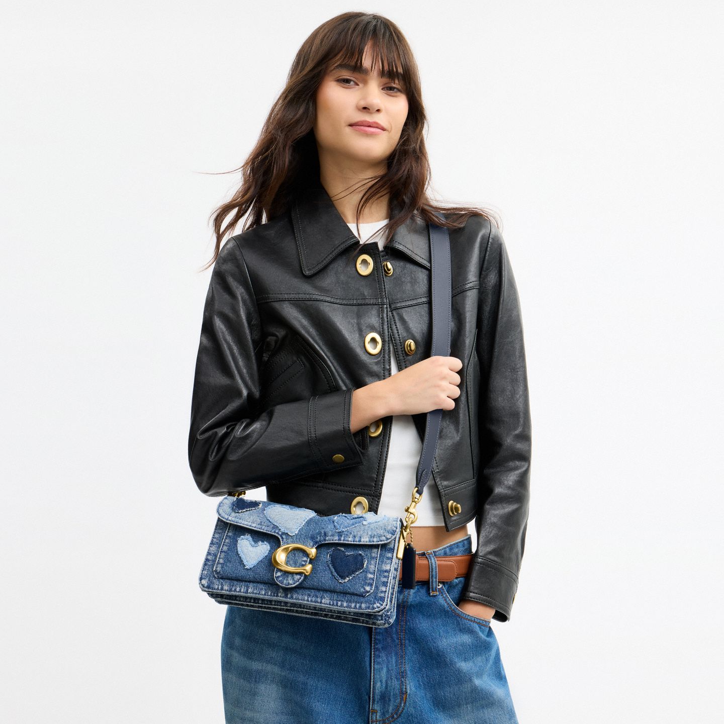 Женская сумка Coach Tabby Shoulder Bag 26 In Regenerative Cotton Denim With Hearts, цвет: Латунный / Джинсовый — фото 7