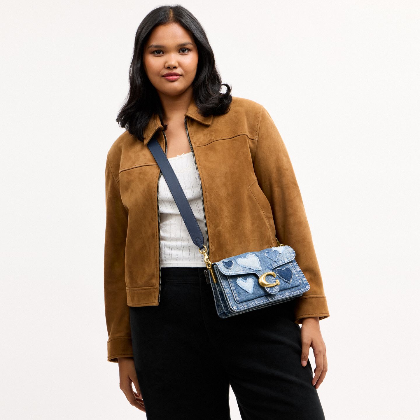 Женская сумка Coach Tabby Shoulder Bag 26 In Regenerative Cotton Denim With Hearts, цвет: Латунный / Джинсовый — фото 8