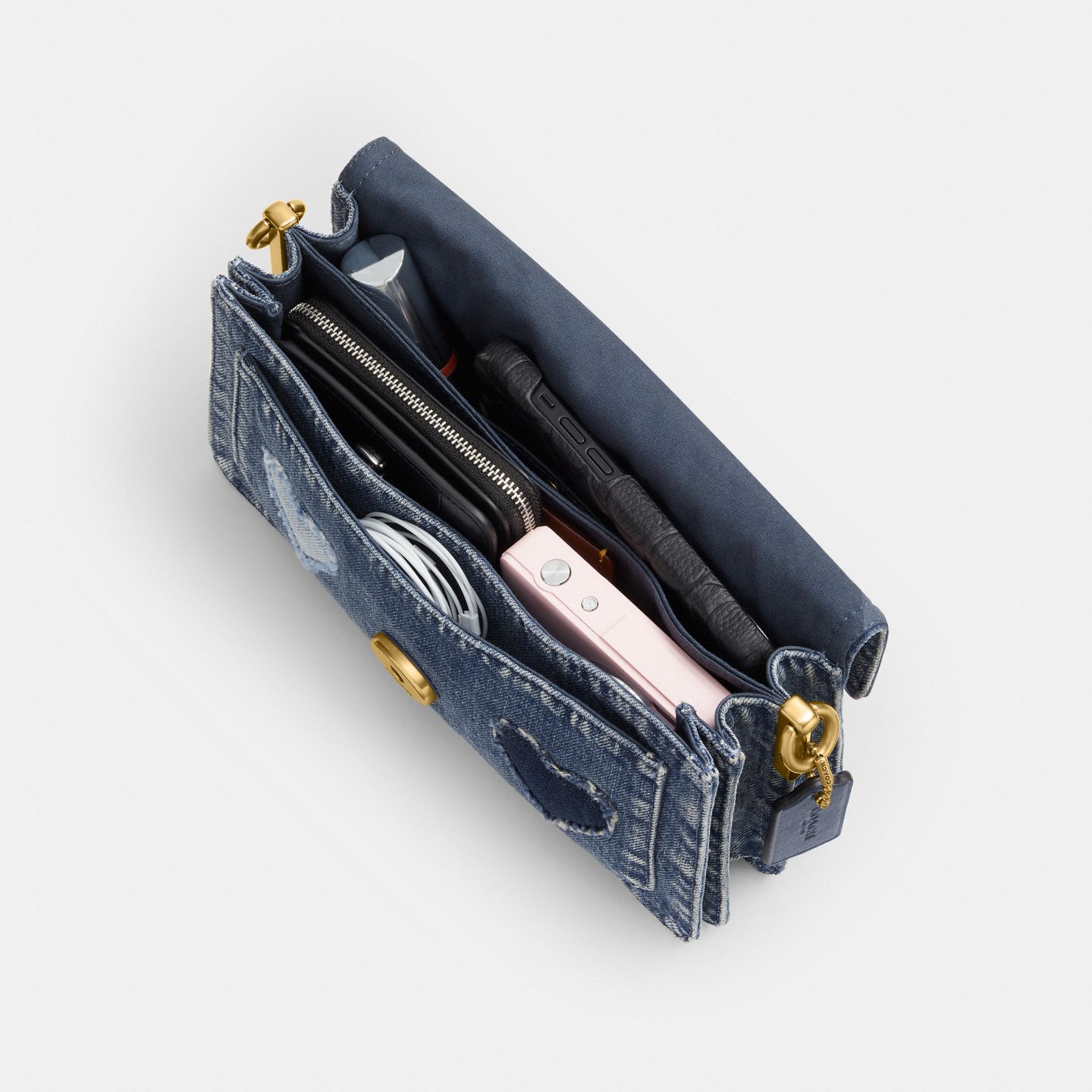 Женская сумка Coach Tabby Shoulder Bag 26 In Regenerative Cotton Denim With Hearts, цвет: Латунный / Джинсовый — фото 4