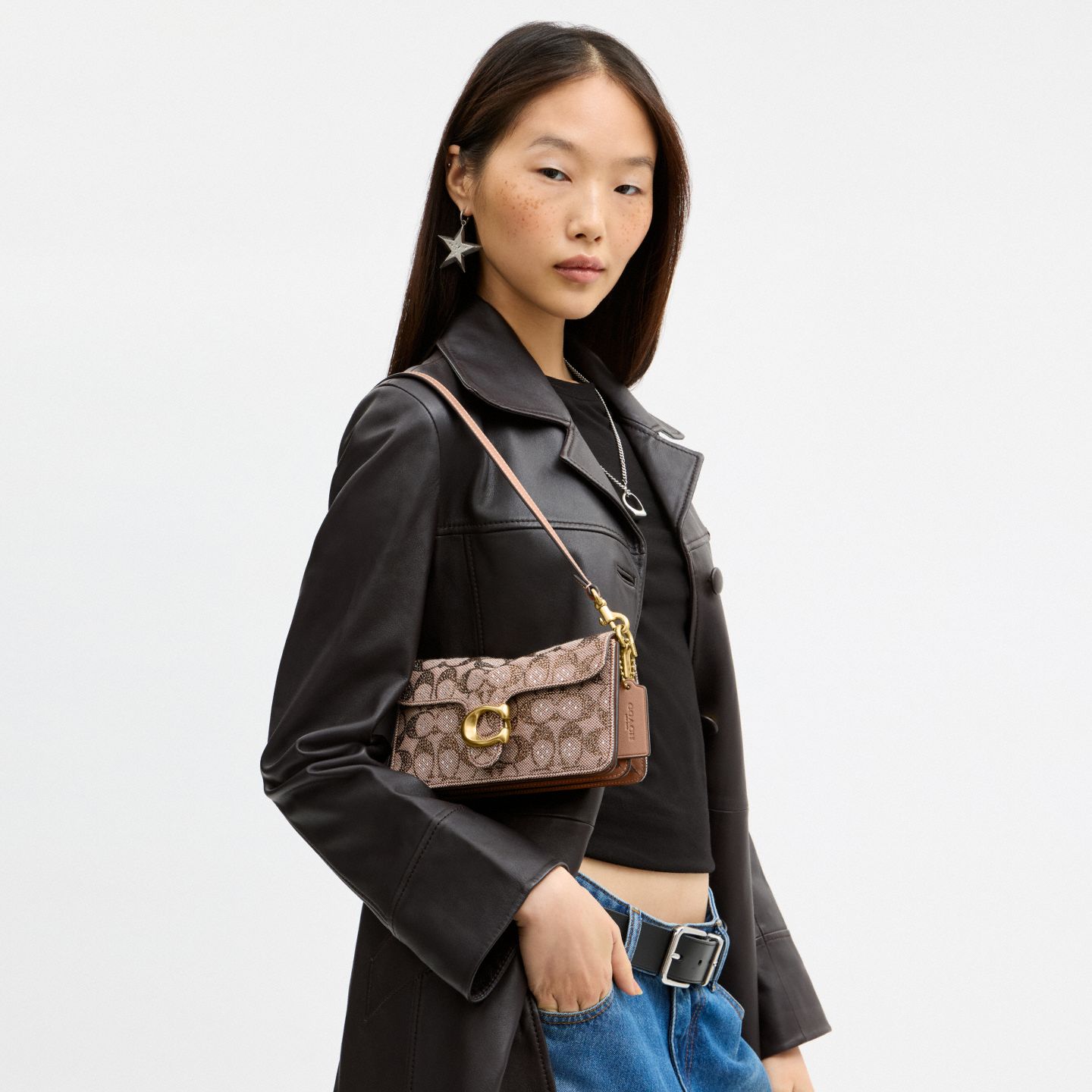 Женская сумка Coach Soft Tabby Shoulder Bag 20 In Crystal Signature Jacquard, цвет: Латунный / Серо-бежевый — фото 8