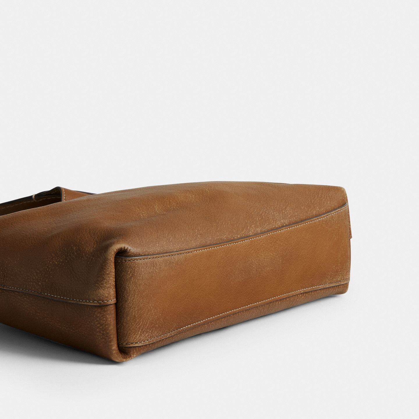 Женская сумка Coach Brooklyn Shoulder Bag 28 In Loved Leather, цвет: Латунный / Медовый коричневый — фото 5