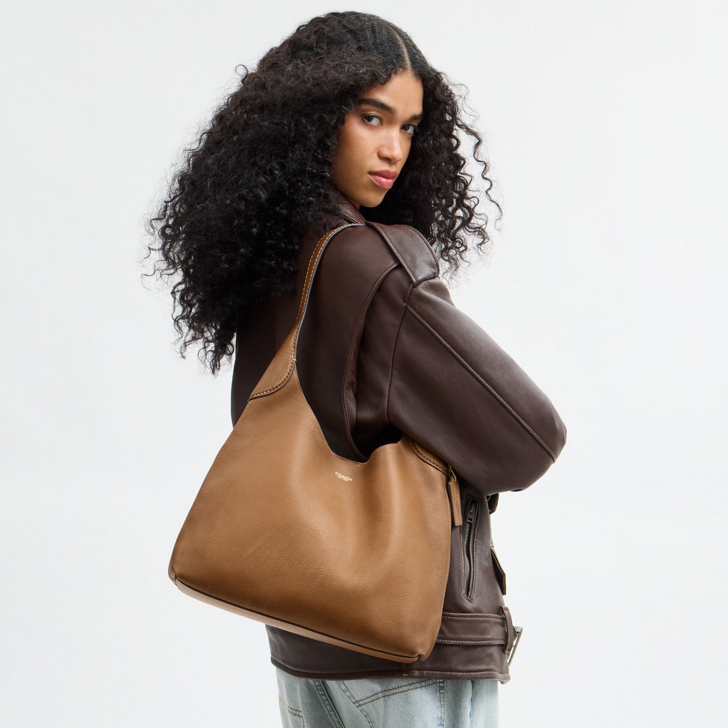 Женская сумка Coach Brooklyn Shoulder Bag 34 In Loved Leather, цвет: Латунный / Медовый коричневый — фото 6